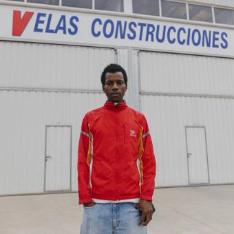 Mamadou, que feia menys d'un any que era a Torrent quan la gota freda va inundar el municipi, treballa en les tasques de reconstrucció del territori gràcies a la Fundació Nova Feina, entitat que forma part del programa Incorpora.