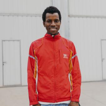 Mamadou, que feia menys d'un any que era a Torrent quan la gota freda va inundar el municipi, treballa en les tasques de reconstrucció del territori gràcies a la Fundació Nova Feina, entitat que forma part del programa Incorpora.