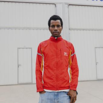 Mamadou, que feia menys d'un any que era a Torrent quan la gota freda va inundar el municipi, treballa en les tasques de reconstrucció del territori gràcies a la Fundació Nova Feina, entitat que forma part del programa Incorpora.