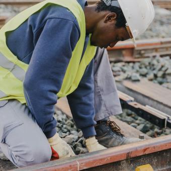 Mamadou treballant en les feines de reconstrucció del territori.
