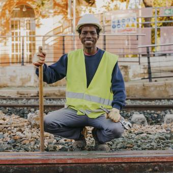 Mamadou, que feia menys d'un any que era a Torrent quan la gota freda va inundar el municipi, treballa en les tasques de reconstrucció del territori gràcies a la fundació Nova Feina, entitat que forma part del programa Incorpora.