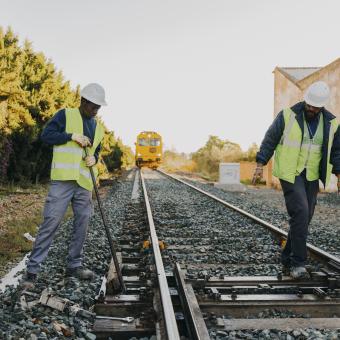 Mamadou treballant en les tasques de reconstrucció del territori juntament amb un company.