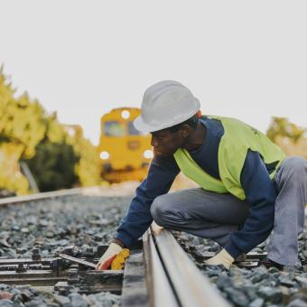 Mamadou treballa a les tasques de reconstrucció del territori gràcies al suport de la Fundació Nova Feina.