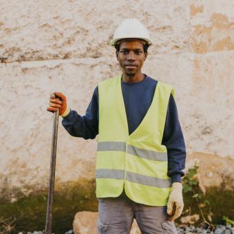 Mamadou treballa a les tasques de reconstrucció del territori gràcies al suport de la Fundació Nova Feina.