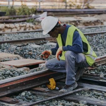 Mamadou treballa a les tasques de reconstrucció del territori gràcies al suport de la Fundació Nova Feina.