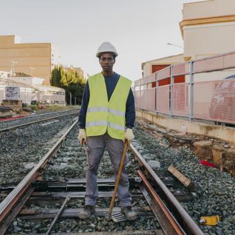 Mamadou treballa a les tasques de reconstrucció del territori gràcies al suport de la Fundació Nova Feina.