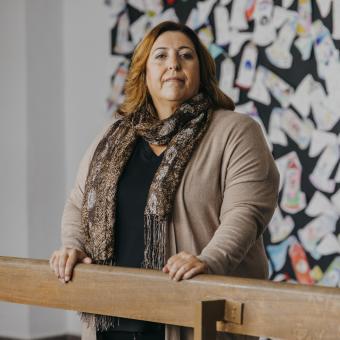 Inma, mare beneficiària del programa CaixaProinfància de la Fundació ”la Caixa” mitjançant Save The Children.