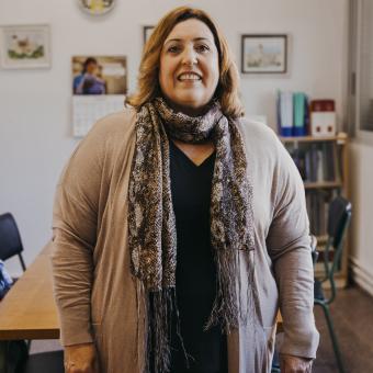 Inma, mare beneficiària del programa CaixaProinfància de la Fundació ”la Caixa” mitjançant Save The Children.