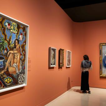 Una visitante de la muestra «Chez Matisse» observa las obras del artista, expuestas en CaixaForum Madrid.
