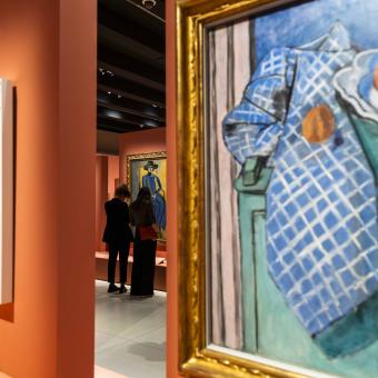 Dos visitantes admirando las obras del artista francés Henri Matisse en CaixaForum Madrid.
