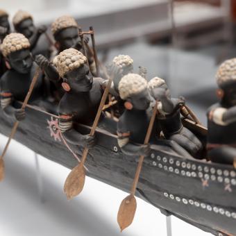 Una de las obras presentes en la exposición «Voces del Pacífico» en CaixaForum Barcelona.