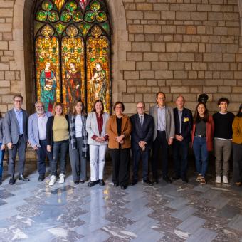 Foto de família a la presentació del programa d'habitatge Habittem a l'Ajuntament de Barcelona.