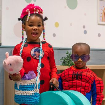 Dos niños, que participan en los Espacios de Crecimiento 3-6 de CaixaProinfancia, jugando.