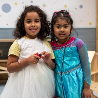 Dos niñas que participan en los Espacios de Crecimiento 3-6 de CaixaProinfancia en Bilbao.