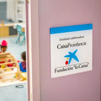 La entrada a una de las salas de las instalaciones de la Asociación de Desarrollo Comunitario (Gazteleku), entidad colaboradora del programa CaixaProinfancia de la Fundación ”la Caixa”. 