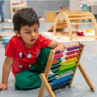 Un niño jugando en los espacios de la entidad Gazteleku.