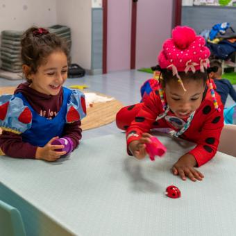 Dos niñas beneficiarias del programa CaixaProinfancia jugando en los Espacios de Crecimiento. 
