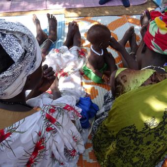 Dues mares i un nen al camp de refugiats de Kule (Etiòpia).