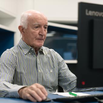Una persona mayor navegando por internet en los talleres Competencias Digitales +60.