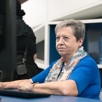 Una señora mayor mejorando sus habilidades digitales en los talleres Competencias Digitales +60.