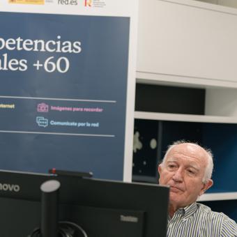 Un señor utilizando un ordenador. 