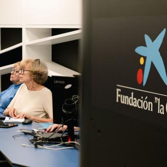 Las personas mayores tienen la oportunidad de mejorar sus competencias digitales en estos talleres, impulsados por la Fundación ”la Caixa” y Red.es.