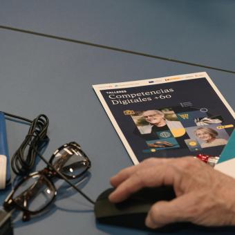 Una persona mayor utilizando un ordenador. 