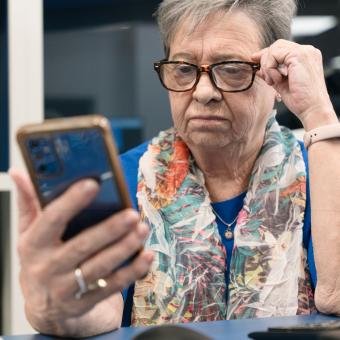 Una señora aprendiendo a utilizar el móvil en los talleres Competencias Digitales +60.
