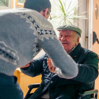 Daniel García se reencuentra con Luciano en la residencia de personas mayores de Ávila. 