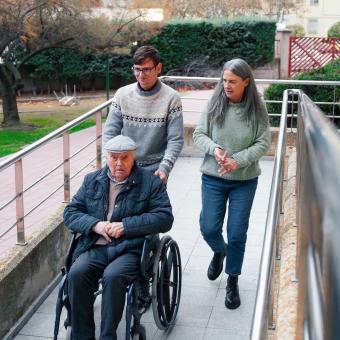Yolanda Susan acompaña a Daniel García y Luciano a pasear.