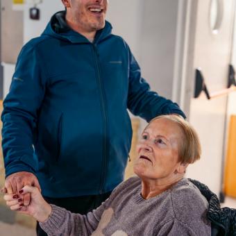 Adrián Casado haciéndole compañía a Luisa.