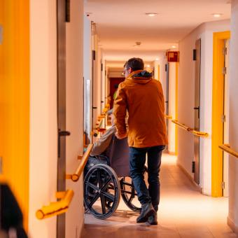Daniel García llevando a Luciano a su habitación. 