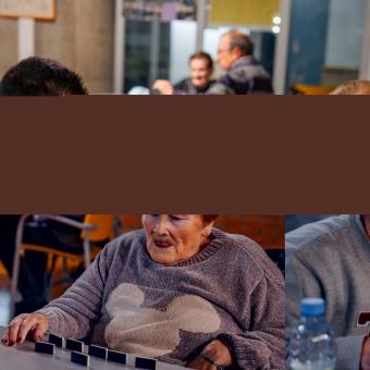 Luisa y Adrián jugando al dominó. 