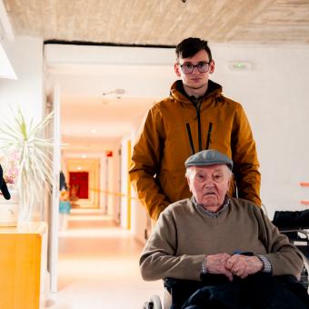 Daniel García, voluntario, con Luciano, que vive en la residencia de personas mayores de Ávila.