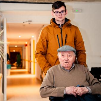 Daniel García, voluntario, con Luciano, que vive en la residencia de personas mayores de Ávila.