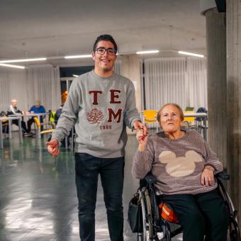 Adrián Casado, voluntario, con Luisa, que vive en la residencia de personas mayores de Ávila.