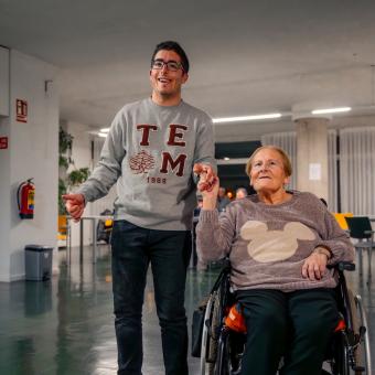 Adrián Casado, voluntario, con Luisa, que vive en la residencia de personas mayores de Ávila.