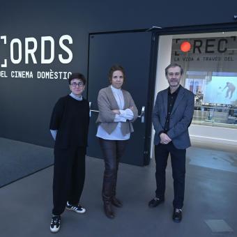 De izquierda a derecha: la comisaria de la exposición e investigadora, Núria F. Rius, la directora de CaixaForum Barcelona, Mireia Domingo, y el comisario de la exposición e investigador, Efrén Cuevas. 