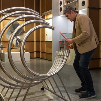 Un visitante juega con un elemento interactivo de la muestra en CaixaForum València.