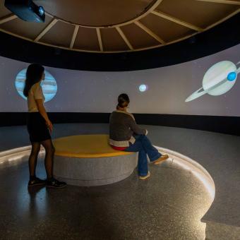 El evocador espacio final de la exposición nos habla de la música de las esferas.