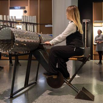 Una visitante prueba la composing machine en la exposición Música y matemáticas en CaixaForum València.
