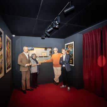 De izquierda a derecha: el director de CaixaForum Zaragoza, Ricardo Alfós; la comisaria de la exposición, Sol Carnicero, el asesor de contenidos y director de los audiovisuales de la muestra, José Luis García-Berlanga, y el comisario de la exposición, Bernardo Sánchez Salas.