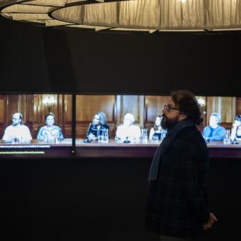 Un visitante en la exposición «Interior Berlanga. Cine, vida y humor» en CaixaForum Zaragoza. 