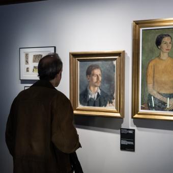 Un visitante observando algunas de las obras presentes en la exposición «Berlanga. Cine, vida y humor» en CaixaForum Zaragoza. 