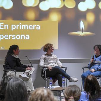 Marta Gutiérrez and Elisa Sanz, psychologists specializing in grief, in one of the talks on grief management that they organize in Barcelona.