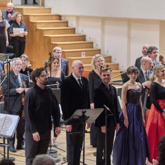 El director Aarón Zapico junto a los solistas.