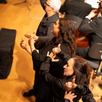 Intérpretes de lengua de signos durante el concierto.