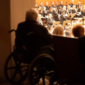 Asistente en silla de ruedas disfrutando del concierto.