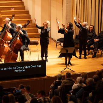 Intérpretes de lengua de signos durante el concierto.