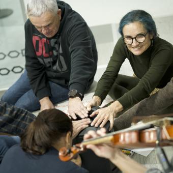 Personas sordas durante las sesiones preparatorias.